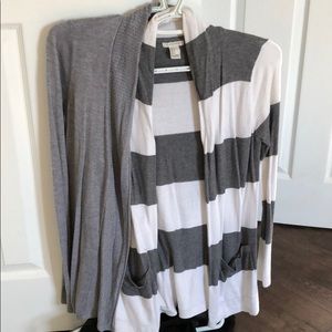 Set of 2 grey/white cardigan’s